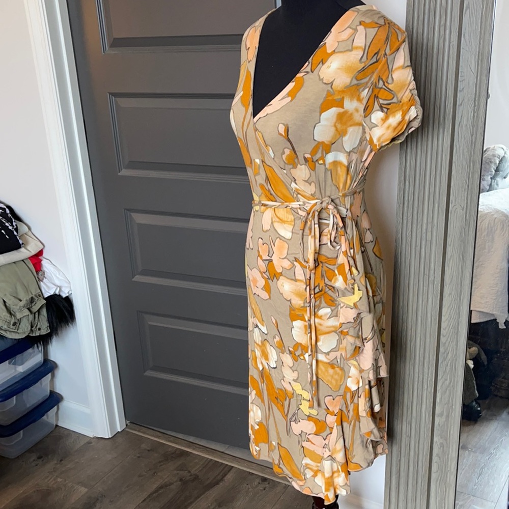 Fun Flirty and Flattering Faux Wrap Floral dress! Gently used. Only worn twice.